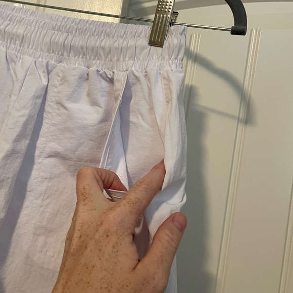 NWOT Alo Yoga alumni Short white size small - Picture 4 of 6